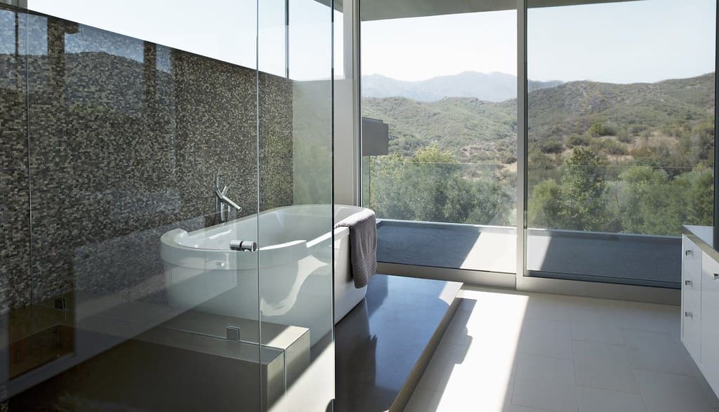 Salle de bain rénovée avec vue