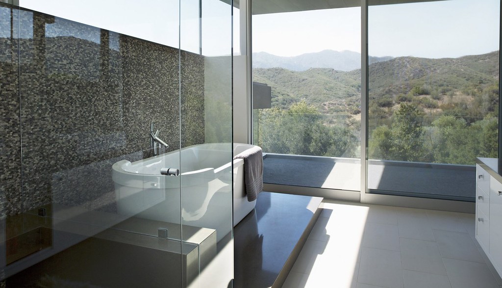 Une baignoire ouverte sur le paysage